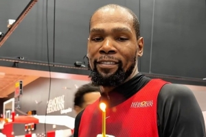 今天训练开始前火箭全队给杜兰特庆生 全队唱生日歌祝其生日快乐