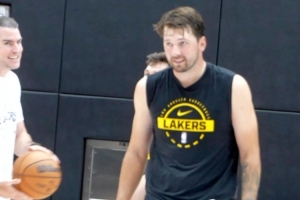 胖七七变瘦七七？训练师晒东契奇训练视频：他看起来很瘦