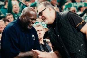 巨兽再相见！奥尼尔与老萨博尼斯现身欧洲篮球联赛揭幕战