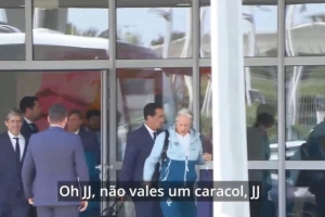 遭谩骂！老帅热苏斯在机场被部分球迷怒喷：你连蜗牛都不如，耻辱