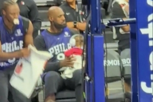 氛围融洽！媒体人：詹姆斯今天临时成了马克西女儿的保姆