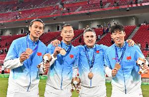 李璇：安东尼奥这三个超龄选得真好，这三个人的精神属性也很强