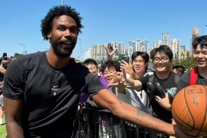 人来疯伊森在澳门和球迷互动玩嗨了 送签名篮球还玩假动作