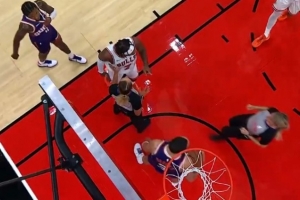 季前赛就这么凶？狄龙&希尔德发生小冲突 前者进攻犯规&被换下