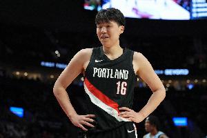 媒体人：杨瀚森在开拓者仍不乐观 搭档莫兰特利拉德内线必须清空