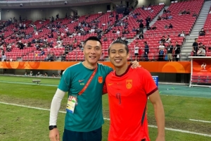 于大宝晒与张玉宁合影：U23国足来了国内头牌中锋 加油张兰德