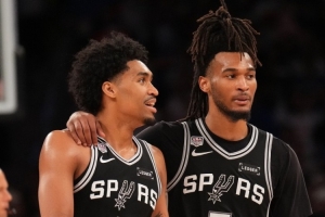 双子星！哈珀7中5拿16分4板4助 卡斯尔8中5得14分4板3助