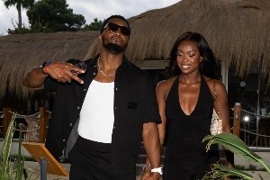 骑士社媒晒西班牙海边聚餐照 米切尔等球员携女伴共同出镜