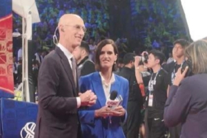 NBA总裁亚当·萧华出现在NBA中国赛2026现场