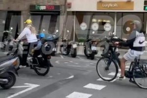 世体：德容继续缺席本轮西甲联赛，训练之余陪妻子和孩子骑自行车