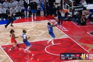 状元连线！弗拉格摘下篮板后长甩前场 欧文闲庭信步上篮得手