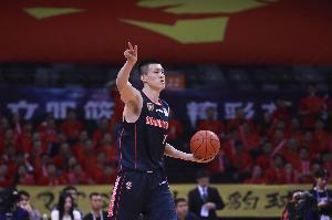 寿星！周鹏半场5中3拿到8分2板2助1断3帽 正负值+12