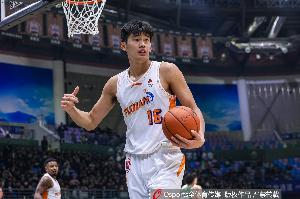 攻守兼备！状元杨曦皓半场4中4拿11分4板1帽 三分1中1