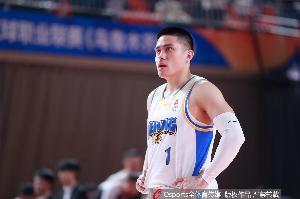 外线有谱！陈盈骏半场6中4贡献11分3助 三分3中3