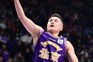扛起球队！张帆13中8砍全场最高24分 多次突破制造杀伤8罚全中