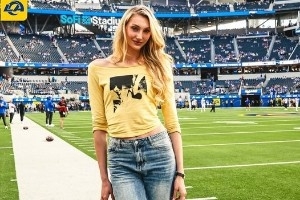孙兴慜和WNBA美女球员布林克观看NFL比赛 前者照片浏览量超过后者