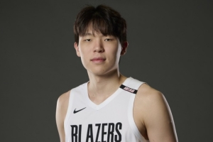 媒体人：有效的挡拆下顺和外弹 瀚森能跟核心后卫配合上 舒服多了
