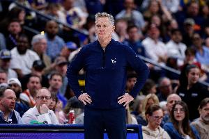 科尔：如今NBA很难靠单一技能生存 球员至少得会运传投&阅读比赛
