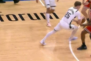 神来之笔！鲍威尔搂了一把 亚库乔尼斯顺势拧身抛投打板2+1！