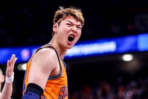 揭幕战狂揽18板！王哲林CBA生涯篮板总数超越李晓旭 升至历史第三
