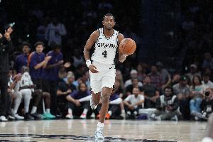 手热！福克斯&卡斯尔&瓦塞尔半场共22投15中 合计得到38分