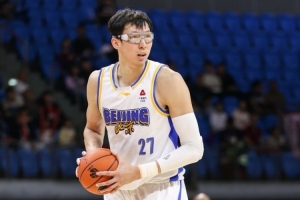 下半场认真了！周琦18中8砍下21分17板2帽 9前场板