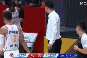 对抗激烈！贺希宁身体不适 捂着腹部返回更衣室