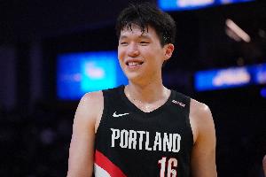 杨瀚森新赛季首秀5分2篮板 表现有些过于无私