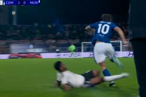 吓人！安德雷·桑托斯亮鞋钉飞铲帕斯，被裁判出示黄牌