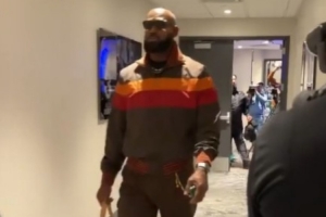 迎主场首秀！76人主场迎战骑士 詹姆斯一身休闲装来到球场